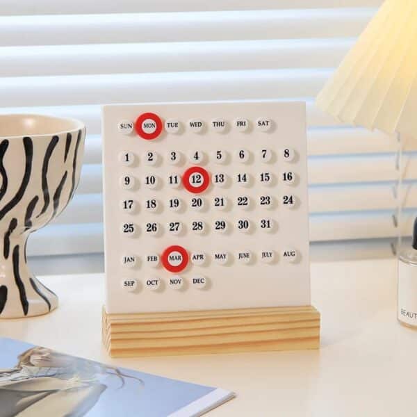Calendrier perpétuel design moderne avec support en bois clair et anneaux de date