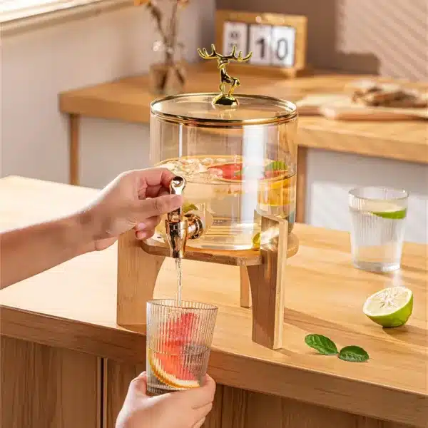 Distributeur de boisson en verre avec robinet doré et support en bois design