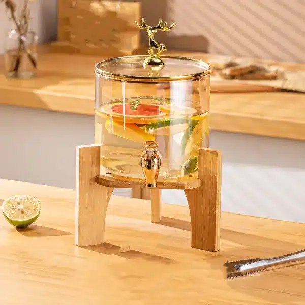 Distributeur de boisson en verre avec robinet doré et support en bois design