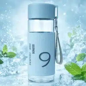 Gourde en verre avec housse pastel rose et dragonne sur fond d’eau et glaçons