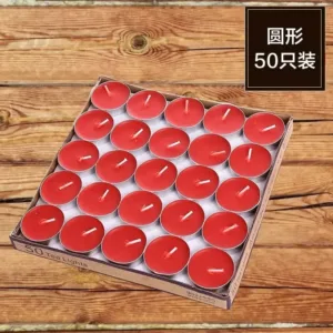 Lot de 50 bougies chauffe-plat rouges en cire dans un emballage carton sur fond en bois