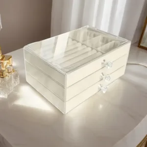 boîte à bijoux 3 tiroirs avec couvercle transparent, tiroirs ouverts avec bagues et bracelets rangés