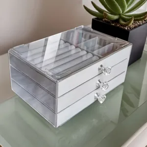 boîte à bijoux 3 tiroirs avec couvercle transparent, tiroirs ouverts avec bagues et bracelets rangés