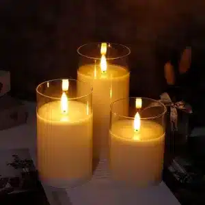Bougies LED en verre avec flamme réaliste et télécommande posées sur plateau en bois