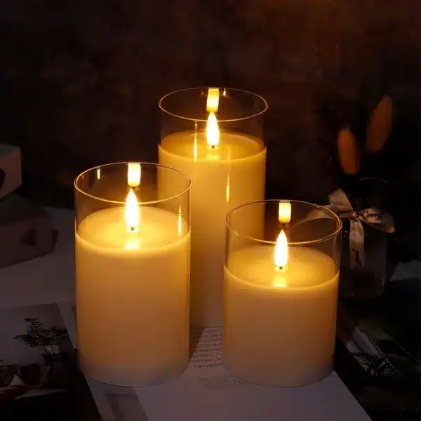 Bougies LED en verre avec flamme réaliste et télécommande posées sur plateau en bois