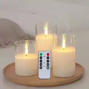 Bougies LED en verre avec flamme réaliste et télécommande posées sur plateau en bois