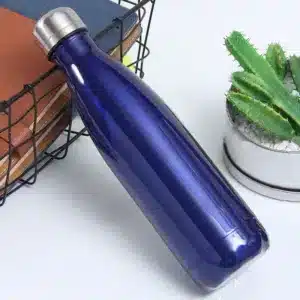 bouteille isotherme inox 500ml couleur bleu nuit posée à côté d’un carnet et d’un cactus