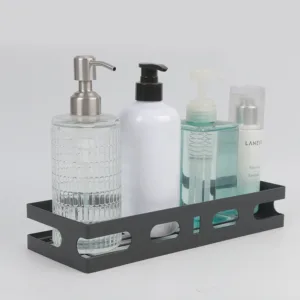 étagère de rangement en métal noir avec flacons de savon et produits de soin