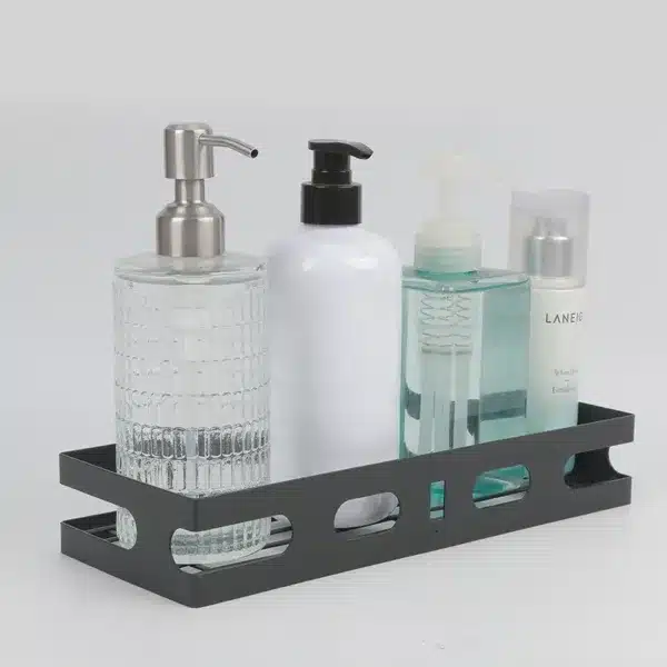 étagère de rangement en métal noir avec flacons de savon et produits de soin