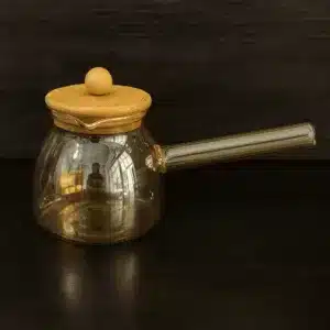 Pichet en verre ambré avec couvercle en bambou et manche long – pot à sauce ou à miel élégant