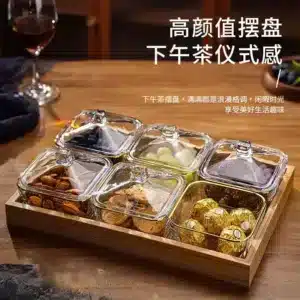 Plateau en bois avec bocaux en verre transparent remplis de fruits secs, bonbons et gâteaux – Présentoir élégant pour apéritif au Maroc