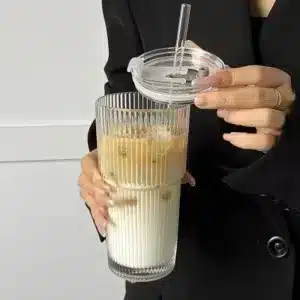 tasse à café en verre rayé de 600ml avec boisson glacée et couvercle