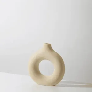 Vase décoratif en plastique noir design moderne et léger pour maison ou bureau au Maroc
