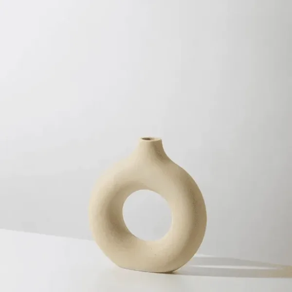 Vase décoratif en plastique noir design moderne et léger pour maison ou bureau au Maroc