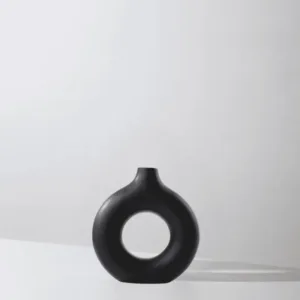 Vase décoratif en plastique noir design moderne et léger pour maison ou bureau au Maroc