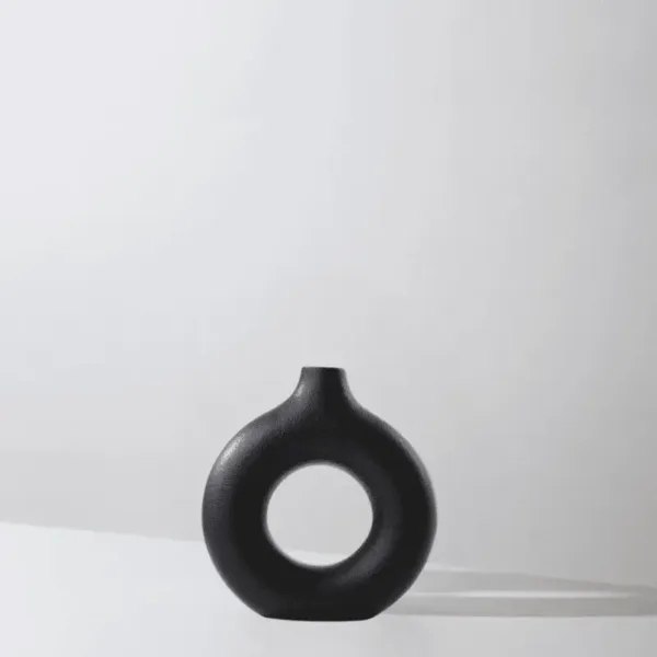 Vase décoratif en plastique noir design moderne et léger pour maison ou bureau au Maroc