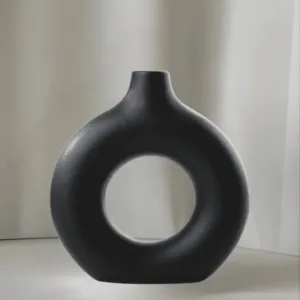 Vase décoratif en plastique noir design moderne et léger pour maison ou bureau au Maroc