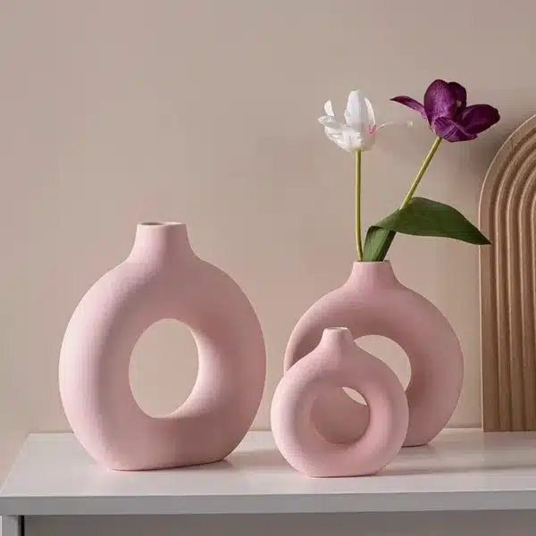 Vase décoratif en plastique noir design moderne et léger pour maison ou bureau au Maroc