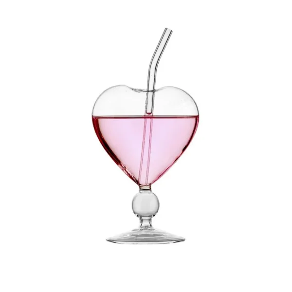 Verre en forme de cœur avec paille en verre