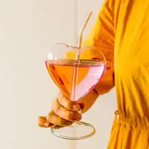 Verre en forme de cœur avec paille en verre