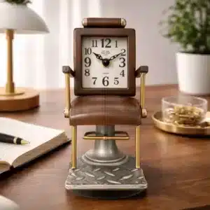 Horloge de Bureau Décoratif en Forme de Chaise Vintage marron posée sur un bureau en bois
