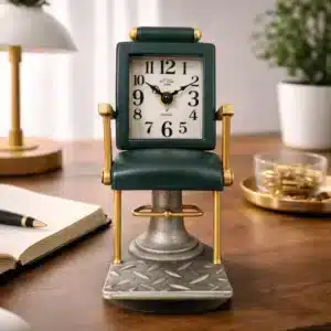 Horloge de Bureau Décoratif en Forme de Chaise Vintage marron posée sur un bureau en bois