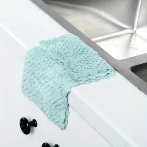 chiffon de nettoyage absorbant posé au bord de l’évier