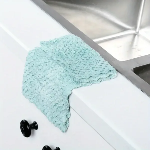 chiffon de nettoyage absorbant posé au bord de l’évier