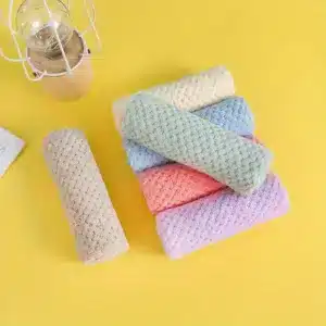 chiffon de nettoyage absorbant posé au bord de l’évier