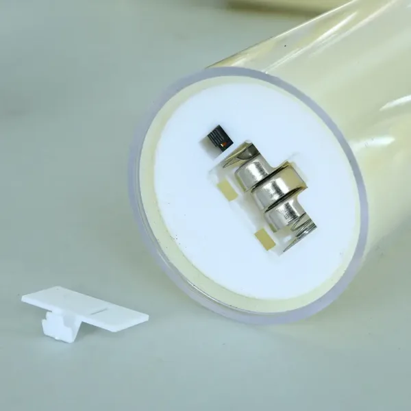 set de bougies LED flamme vacillante sous cloche transparente sur une table noire