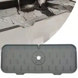 tapis d’évier en silicone noir anti-éclaboussures installé autour d’un robinet