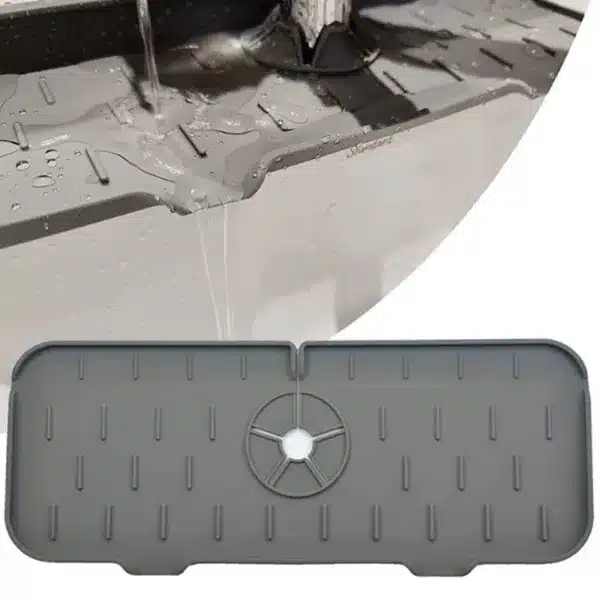 tapis d’évier en silicone noir anti-éclaboussures installé autour d’un robinet