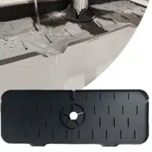 tapis de protection évier en silicone noir anti-éclaboussures installé autour d’un robinet