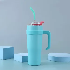 Gobelet isotherme avec paille réutilisable, couvercle et poignée bleue