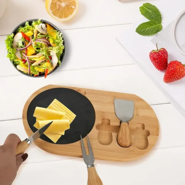 Planche à fromage en bambou avec ardoise ronde et set de couteaux à fromage