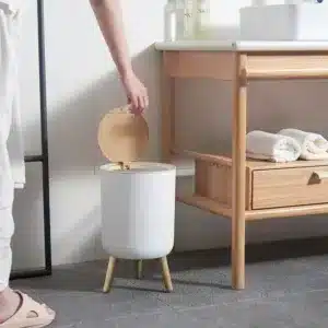 Poubelle moderne sur pieds pour salle de bain