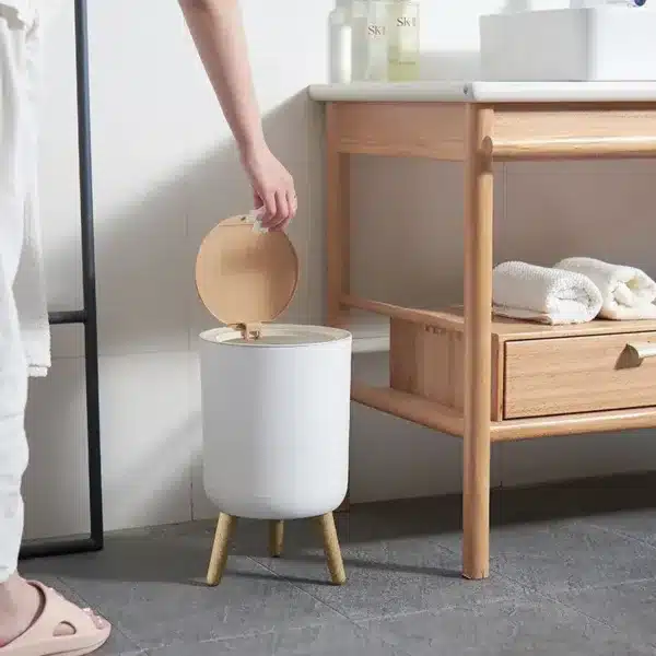 Poubelle moderne sur pieds pour salle de bain