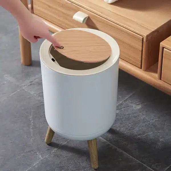 Poubelle design scandinave avec couvercle en bois