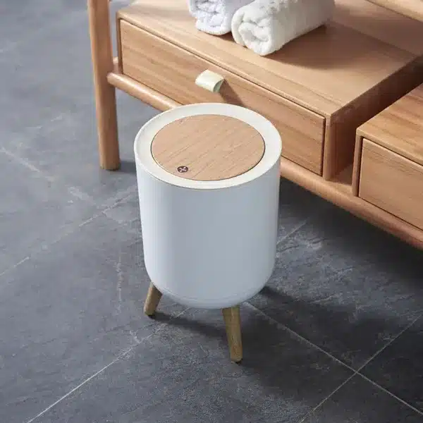 Poubelle compacte avec couvercle style bois