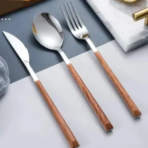 Set de couverts inox avec manche imitation bois pour une table chic