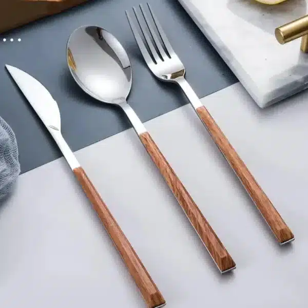 Set de couverts inox avec manche imitation bois pour une table chic