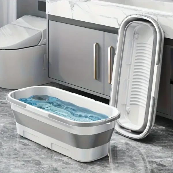 Baignoire pliante portable blanche et grise remplie d’eau