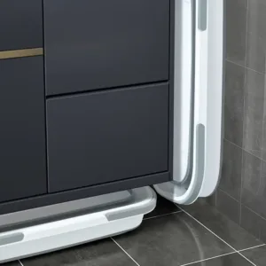 Baignoire pliante portable blanche et grise remplie d’eau
