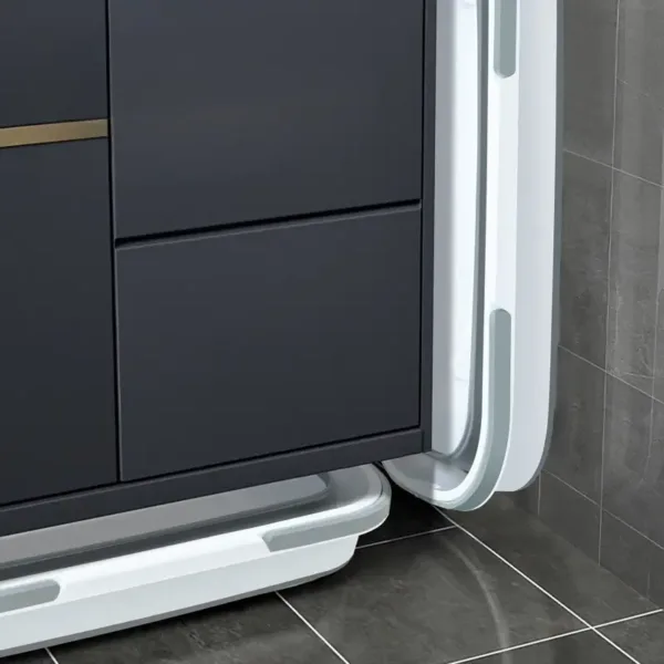 Baignoire pliante portable blanche et grise remplie d’eau