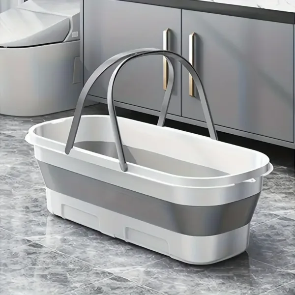 Baignoire pliante portable blanche et grise remplie d’eau