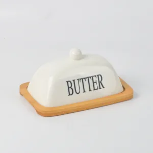 Beurrier en céramique blanc avec plateau en bois naturel