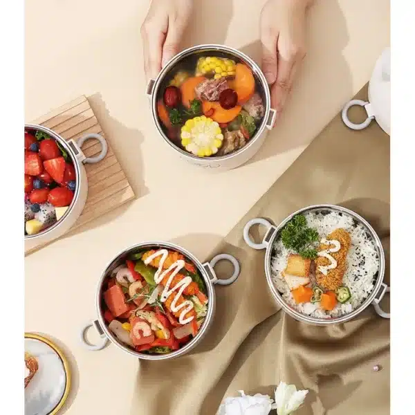 Récipient de boîte à lunch isotherme placé dans un micro-ondes, avec couvercle hermétique.