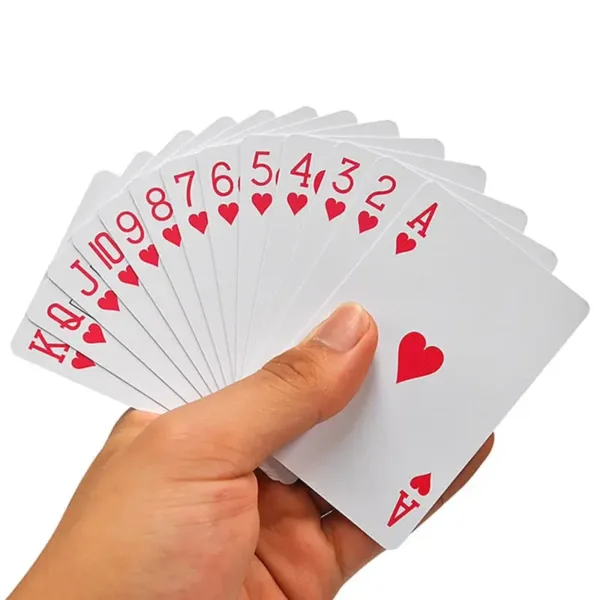 Main tenant des cartes à jouer cœur