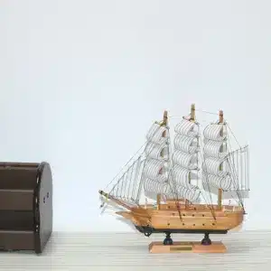 maquette bateau voilier décoratif bois avec voiles blanches – décoration maison, bureau ou salon – artisanat marin Maroc