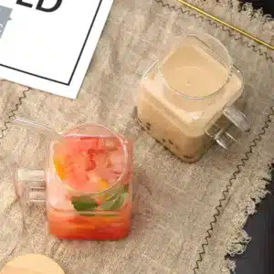 Mug en verre avec couvercle bambou et paille reutilisable, ideal pour smoothies et boissons froides – Design carre transparent avec anse